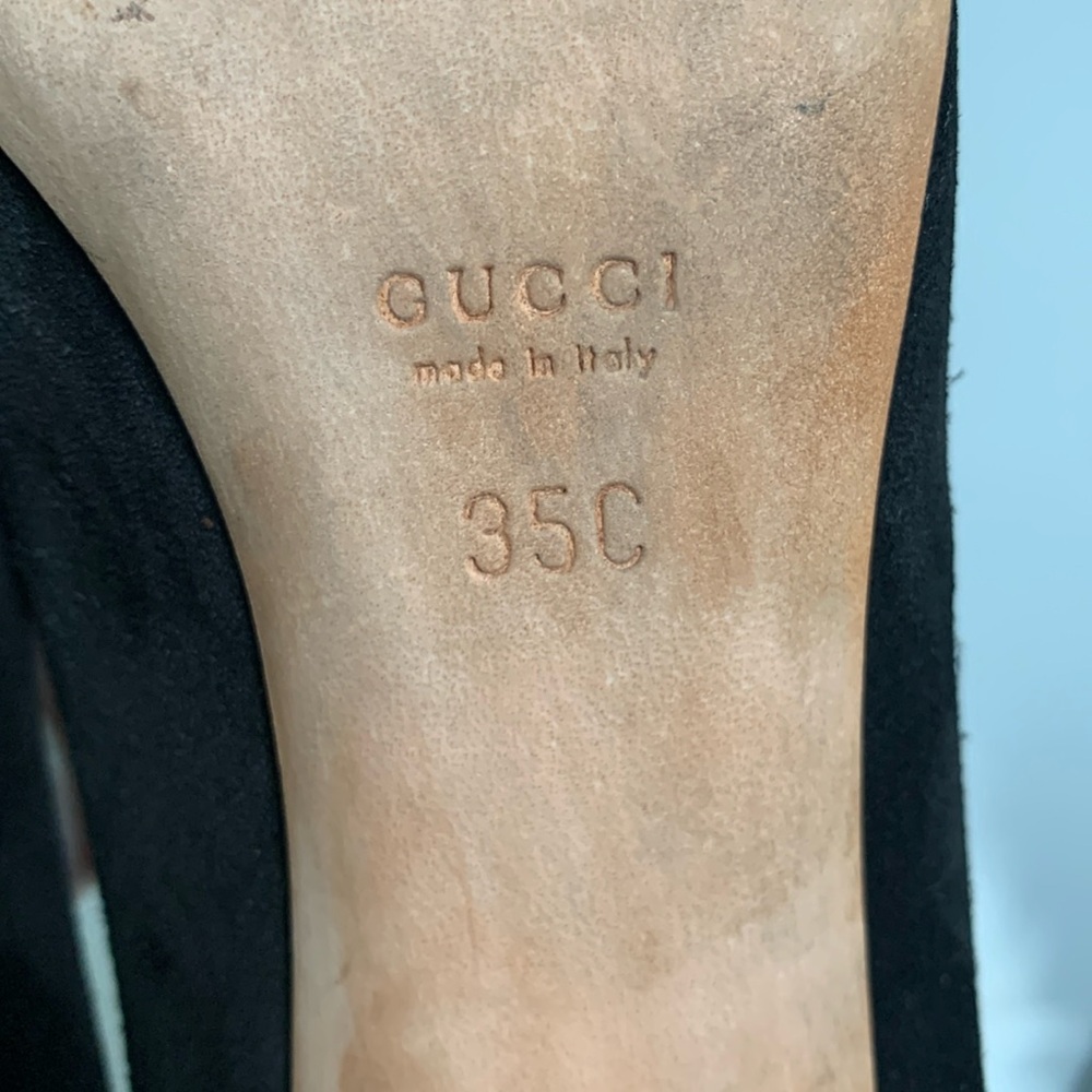 Authentic Gucci black suede pumps with gold decal - Picture 9 of 17